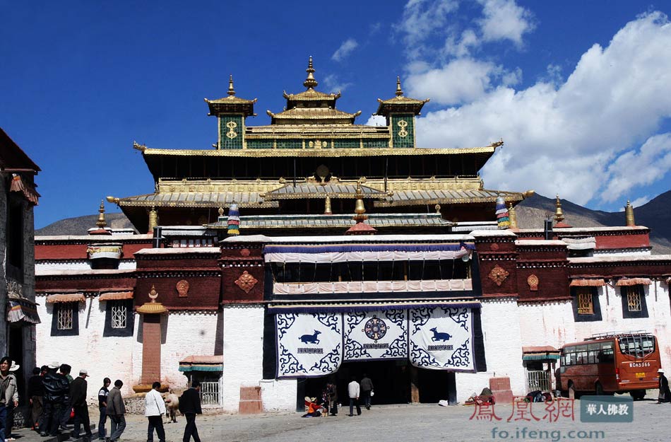 The majestic Samye Monastery, built in the 8th century, is the first monastery that comprises of the three Buddhist treasures (Buddha, Dharma, Sangha) in Tibet. [Photo/ifeng.com]