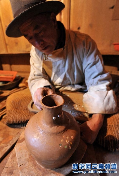 Tibetan artisan Sunro Chilin makes black pottery at home in Tandu Village, Nyishar Township, Shangri-la County in Deqen Tibetan Autonomous Prefecture in southwest China's Yunnan Province on March 15, 2012. [Photo/Xinhua]