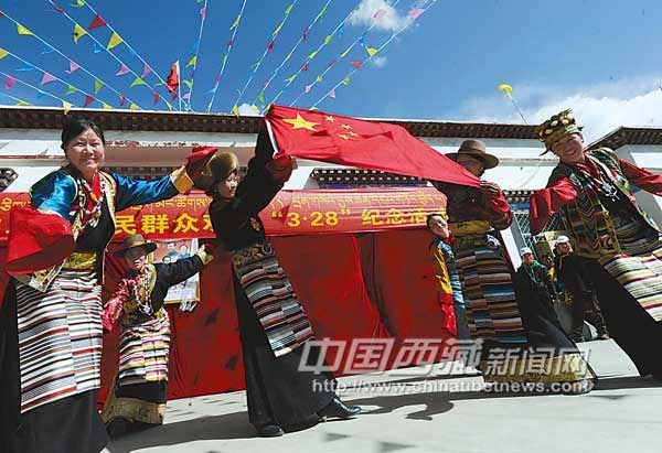 Local Tibetans dance to celebrate the upcoming Tibetan Serfs' Emancipation Day in Drakpa Village, Sangri County, Lhoka, south Tibet on March 25, 2012. [Photo/Chinatibetnews.com]