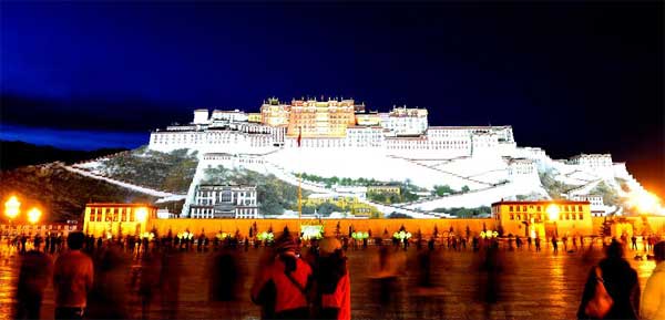 Photo taken on April 9, 2012 shows a night view of the Potala Palace in Lhasa, southwest China's Tibet Autonomous Region. The Potala Palace will extend its opening hours during the rush season to meet tourists' demand, the palace's administration said recently. [Photo/Xinhua]