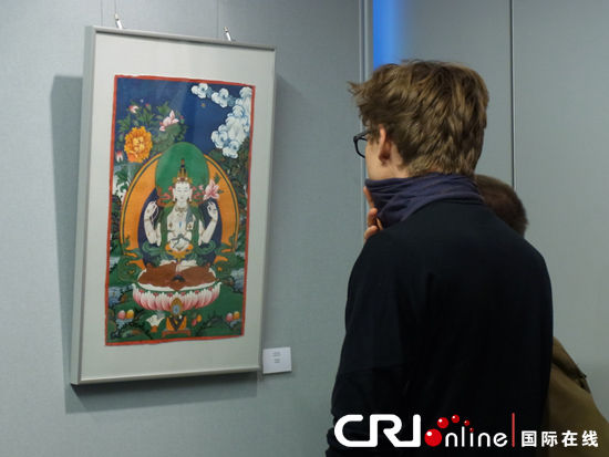 German visitors view the Tibet-themd painting exhibition held in Berlin, capital of Germany, April 12, 2012. [Photo/CRI]