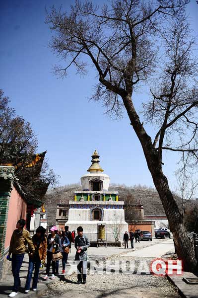 Tourists visit the Kumbum Monastery, a renowned monastery of Tibetan Buddhism in northwest China's Qinghai Province. [Photo/Xinhua]