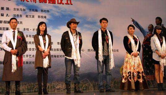 Two years ago on April 14th, a 7.1-magnitude earthquake hit the Yushu Tibetan Autonomous Prefecture in northwest China’s Qinghai Province. On Saturday, which marks the second anniversary of the quake, "Yushu Story", a film about the unshakable spirit that was seen during the Yushu earthquake relief, was premiered at the Qinghai University for Nationalities.