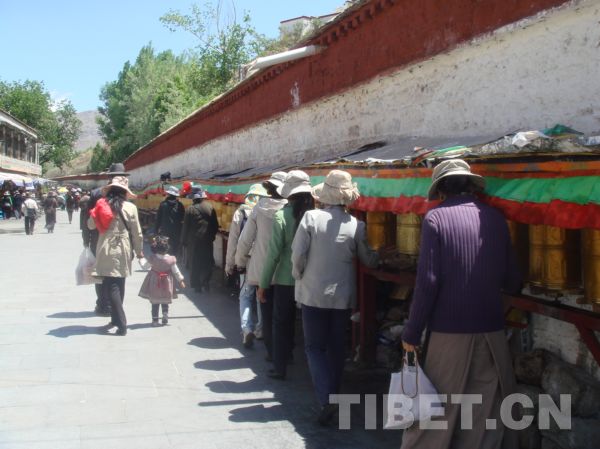 Local Tibetans take their ritual walk around the Potala Palace. [Photo/China Tibet Online]