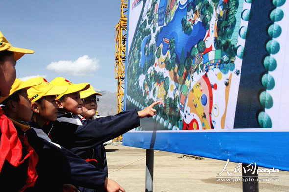 Children are looking at the planning chart of Lhasa Dekyi Norbu themed park. [Photo/ people.com.cn]