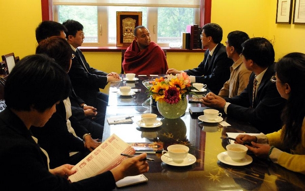 A Chinese Tibetologist delegation holds a roundtable with Pema Tsewang(C), Vajra Master of Thrangu Monastery, in Richmond, Canada, May 30, 2012.