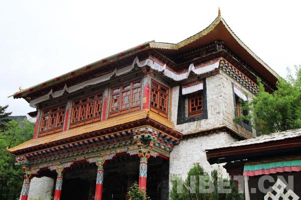 Photo shows the renovated two-floor temple of the Tsozom Monastery. [Photo/China Tibet Online]