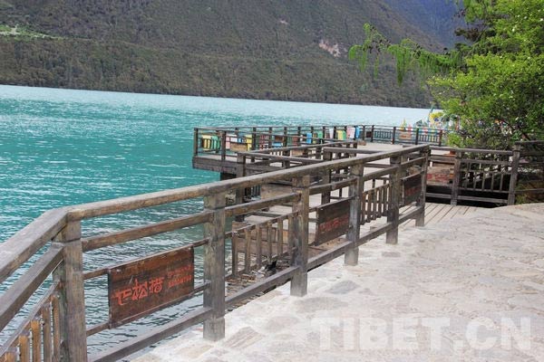 Photo shows the Basum Co Lake, one of the three holy lakes in southwest China's Tibet Autonomous Region. [Photo/China Tibet Online]
