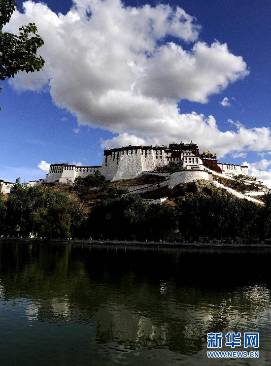 Photo shows the Potala Palace in Lhasa, Tibet. [Photo/Xinhua]