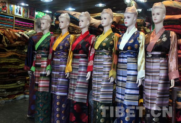 Colorful Tibetan costumes sell in a shop of downtown Lhasa, capital of southwest China's Tibet Autonomous Region.[Photo/China Tibet Online]