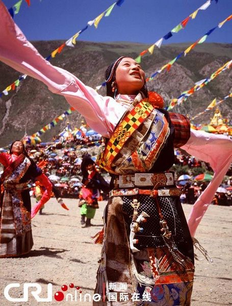 Local residents wear traditional Tibetan costumes at various festivals in Tibet. [Photo/CRI]