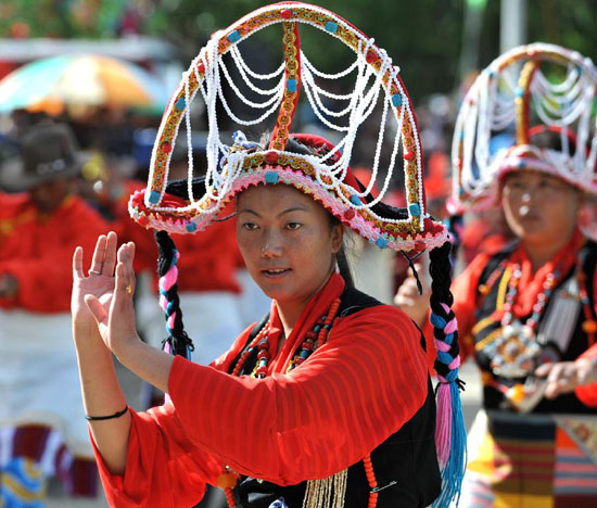 Actresses perform dance during "Dama" (shooting arrows on horse) festival in Gyangze Township of southwest China's Tibet Autonomous Region, July 20, 2012.