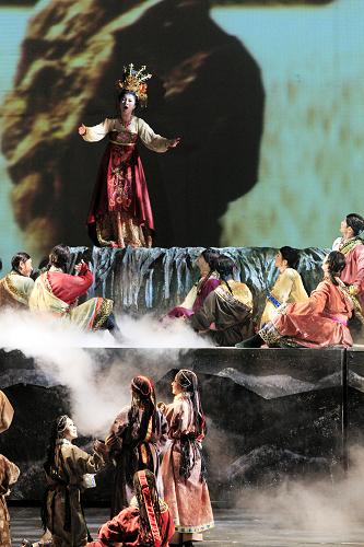 The musical play "Light on the Snowy Plateau: Princess Wencheng" is staged in Xi'an, capital city of northwestern Shaanxi Province, on July 20.