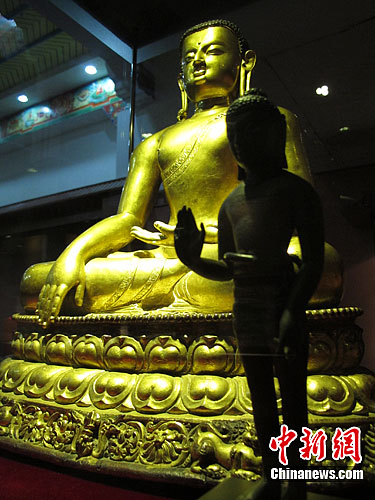 Buddha statues were placed well before an exhibition at Tibet Museum in downtown Lhasa, capital of southwest China's Tibet Autonomous Region, July 23, 2012. [Photo/Chinanews.com]