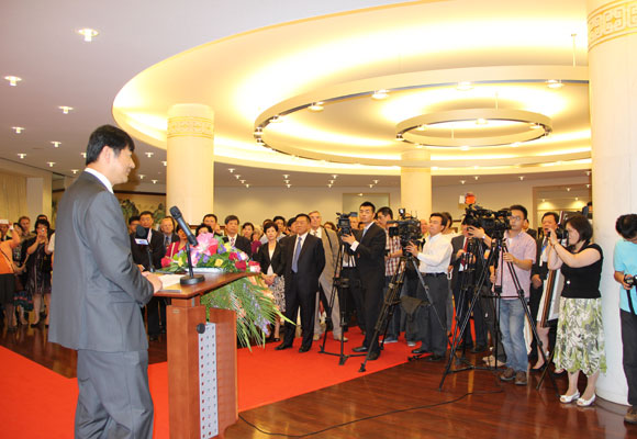 Li Nianping, attaché of Chinese Embassy in Germany, delivers a speech, wishing the exhibition a great success of the "Beauty of Tibet" painting exhibiiton, July 25, 2012.[Photo/China Tibet Online]