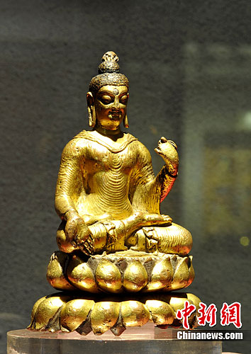 A Shakyamuni Budda statue made in the 5th century was on display at the exhibition of returned Tibetan cultural relics, July 25. [Photo/Chinanews.com]
