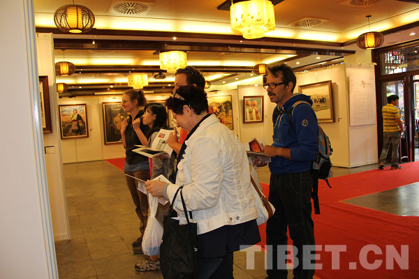 Many audiences are found at the exhibition while it's time for the exhibition hall to close. [Photo/China Tibet Online]