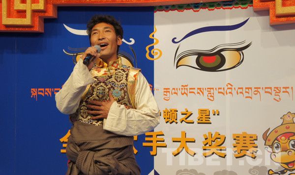 Ngawang from Nagqu Prefecuture performed a pastoral song during the mass-election period of "Stars of Shoton" singing contest launched in Lhasa, capital of southwest China's Tibet, August 5. [Photo/China Tibet Online]