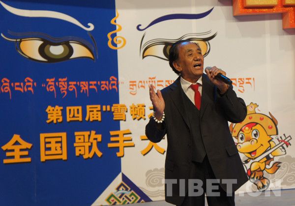 75-year-old Lodro sung during the mass-election period of "Stars of Shoton" singing contest launched in Lhasa, capital of southwest China's Tibet, August 5. [Photo/China Tibet Online]