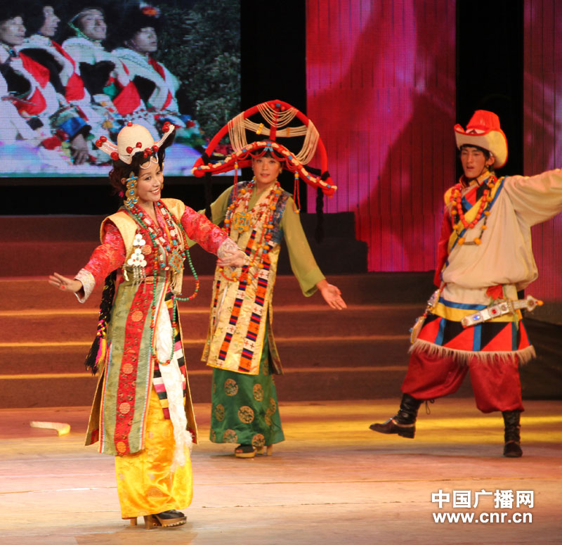 Photo shows the art performance at the closing ceremony of 2012 Lhasa Shoton Festival after seven-day celebrations, August 23.