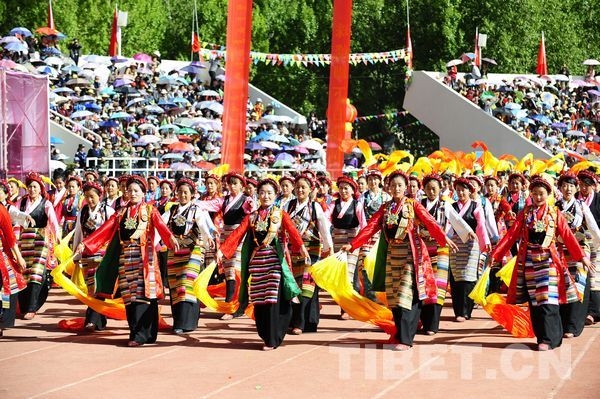 Tibetan artists performed during the opening ceremony of the 10th Qomolangma Culture & Tourism Festival, which kicked off in the Shigaste Prefecture, southwest China's Tibet, August  26.