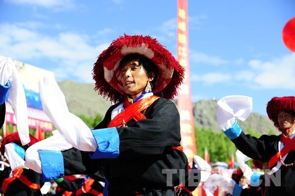 Tibetan artists performed during the opening ceremony of the 10th Qomolangma Culture & Tourism Festival, which kicked off in the Shigaste Prefecture, southwest China's Tibet, August  26.