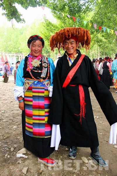  Photo shows Tibetan artists wearing beautiful costumes during the opening ceremony of the 10th Qomolangma Culture & Tourism Festival in Shigatse, Tibet, August 26.