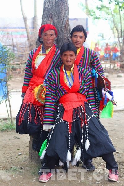  Photo shows Tibetan artists wearing beautiful costumes during the opening ceremony of the 10th Qomolangma Culture & Tourism Festival in Shigatse, Tibet, August 26.