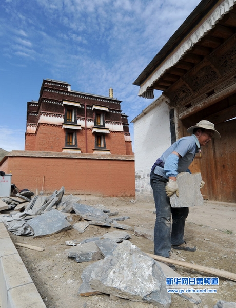 A constructor repaired the road in the Labrang Monastery, which is located in the west of Xiahe County, Gannan Tibet Autonomous Prefecture of northwest China's Gansu Province, August 29.