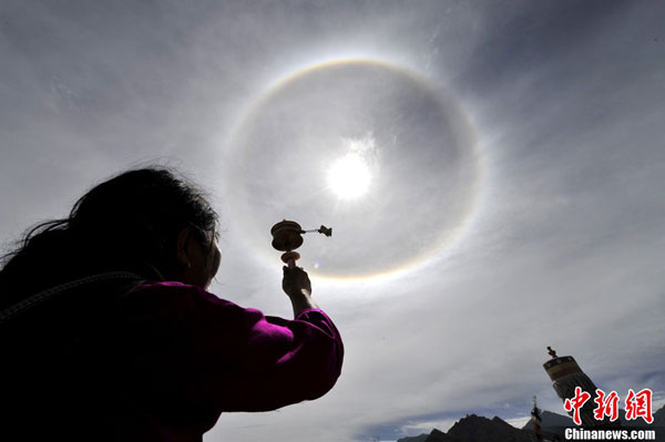 Solar halo appeared in the sky of Lhasa on September 2. Being an atmospheric optical phenomenon, it occurs when sunlight goes through cirrostratus and is refracted or reflected by ice crystals. Photo