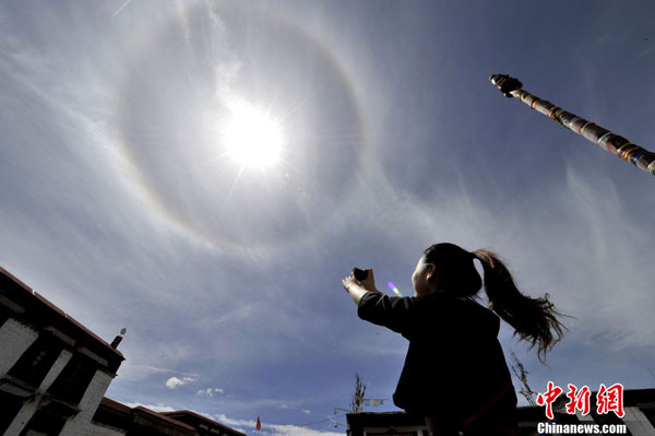 Solar halo appeared in the sky of Lhasa on September 2. Being an atmospheric optical phenomenon, it occurs when sunlight goes through cirrostratus and is refracted or reflected by ice crystals. A tour