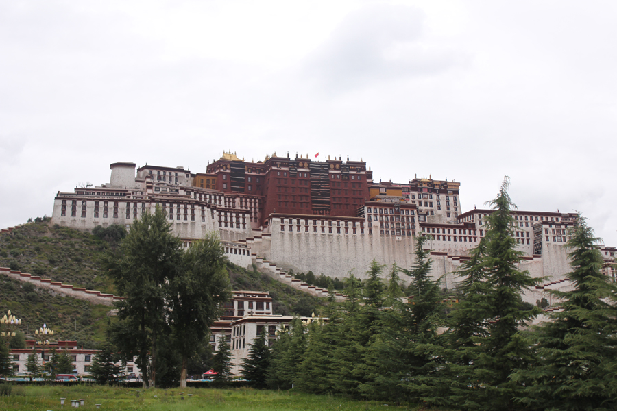 Perched on top of Hongshan Mountain in the center of Lhasa, the capital of Tibet Autonomous Region, 3,600 meters above sea level, Potala Palace was first built in 641 by Tibetan King Songtsen Gampo to