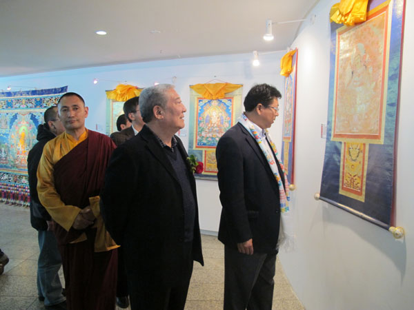 Xirebu (1st L) and guests attended the opening ceremony of the Thangka exhibition in Beijing on October 31, 2012.