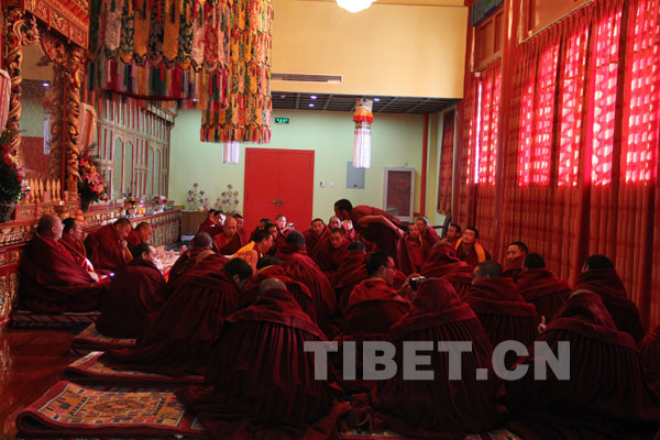 Photos taken on Nov 28, 2012 shows that monks from Sakya sect of Tibetan Buddhism are in fierce debate on tsema，one of the important modules of Tibetan Buddhism. [Photo/ China Tibet Online]