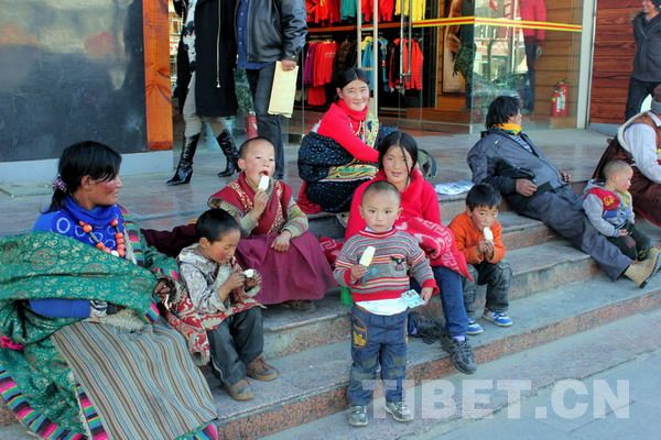 Tsering Dorje and his families are having a rest infront of a department store in Lhasa. [Photo/China Tibet Online]