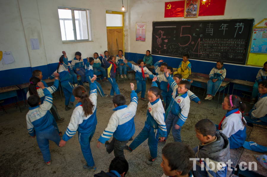 To celebrate the upcoming International Children's Day, pupils of Dongba Primary School in Dingri County of Shigatze Prefecture, are busy with rehearsing a dance.