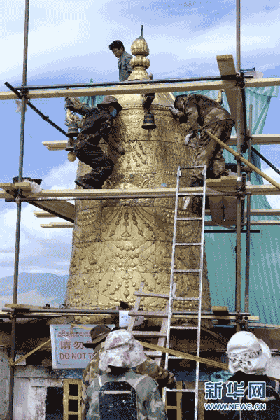 Restoring the golden roof [Photo/Xinhua]