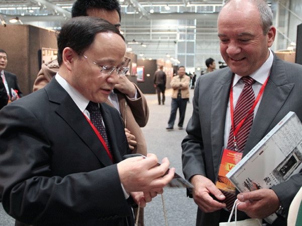 Daryl Maguire MP(R,1st) talks with Wang Pijun, President of China Tibet Online (L,1st) at the "Beauty of Tibet" Painting & Photography Exhibition, May 31, 2013.