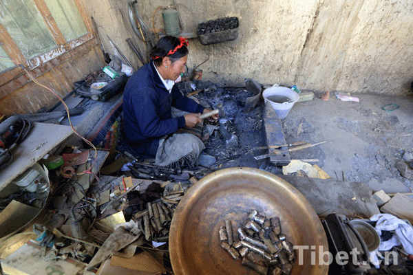 Budarwa, an old famous Tibetan sword producer, is making a Tibetan sword. [Photo/China Tibet Online]