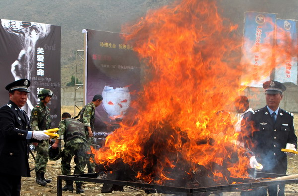 Policemen set drugs ablaze in Lhasa, capital of the Tibet autonomous region, on Wednesday, the International Day against Drug Abuse and Illicit Trafficking. [Photo/Palden Nyima]