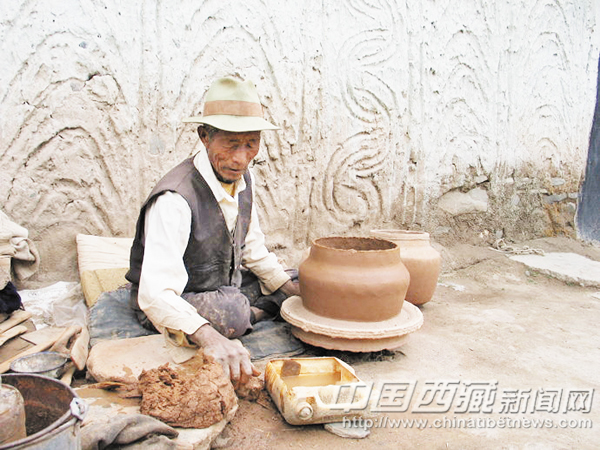 A pot is taking shape gradually in Rinchen's hands.[Photo/Chinatibetnews.com]