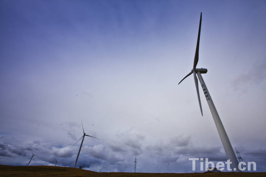 Photo taken on September 7th , 2013 shows the world's highest wind farm in Naqu Prefecture of southwest China's Tibet Autonomous Region.