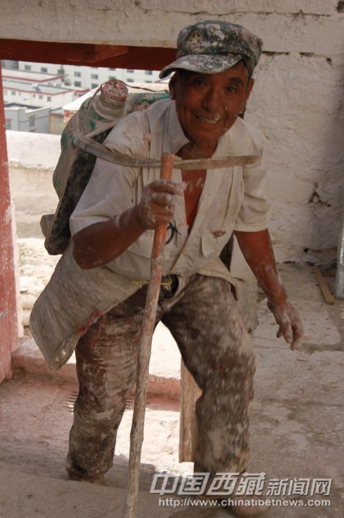 Photo shows a worker of the facelift project.Thoug