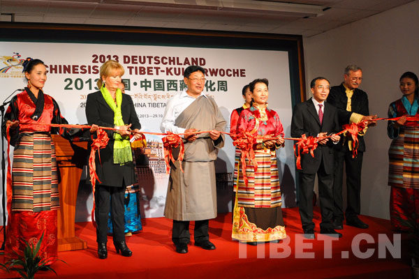 Guests cut the ribbon for the opening ceremony of the 2013 Germany China Tibetan Culture Week in Berlin, Germany on Oct. 23, 2013. [Photo/China Tibet Online]