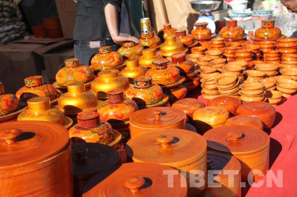 Wooden bowls at the commodity fair held in Lhoka
