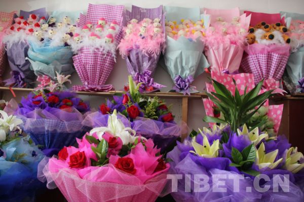 Photo shows various bouquets in the flower store of Lhasa, capital city of Tibet Autonomous Region. [Photo/ China Tibet Online]