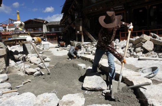 Photo shows the Dukezong town in reconstruction, Sept. 11. With a total fund of 59 mln yuan(), the reconstruction started from Jan. 2014 and is due to be accomplished by Dec.2016. In January, 2014, a fire damaged nearly 300 houses, or two thirds of the entire town in the Dukezong town. Situated at an altitude of 3,200m above sea level, and 700km from Kunming, Dukezong town in Shangri-la County was known for its well-preserved Tibetan dwellings, and used to be a popular tourist destination.[Photo/People’s Daily]