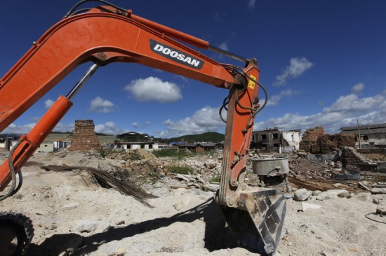 Photo shows the Dukezong town in reconstruction, Sept. 11. With a total fund of 59 mln yuan, the reconstruction started from Jan. 2014 and is due to be accomplished by Dec.2016. In January, 2014, a fire damaged nearly 300 houses, or two thirds of the entire town in the Dukezong town. Situated at an altitude of 3,200m above sea level, and 700km from Kunming, Dukezong town in Shangri-la County was known for its well-preserved Tibetan dwellings, and used to be a popular tourist destination.[Photo/People’s Daily]