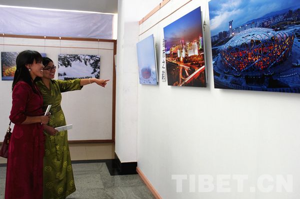 Tibetan audiences watch the exhibits themed "Bird Nest", Sept. 12, 2014, in the Tibet University of Lhasa, capital city of SW China’s Tibet Autonomous Region. [Photo/China Tibet Online]