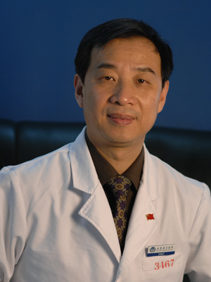 Qu Zheng, a doctor who treats heart defects, is dedicated to relieving the suffering of children stricken with this disease. [File photo]